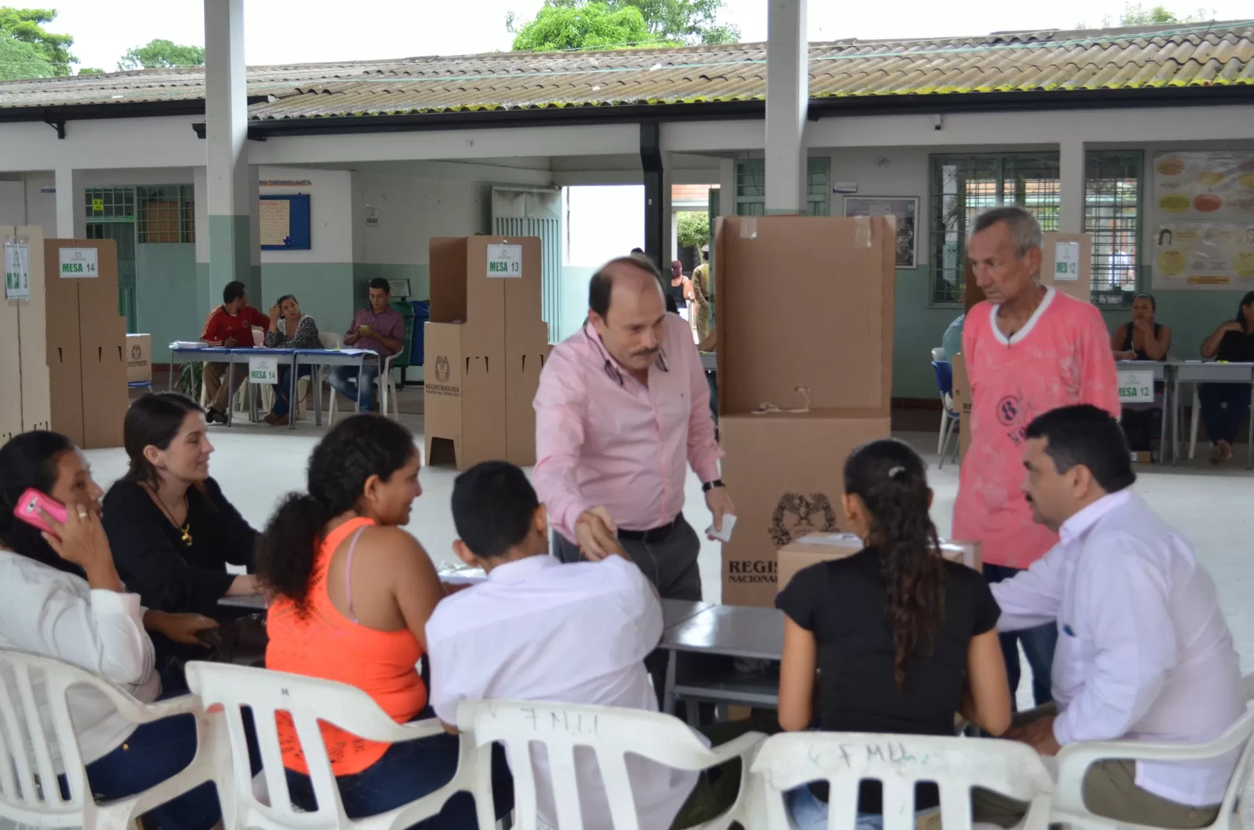 Gobernador de Arauca, Ricardo Alvarado Bestene, saluda a jurados de votación en Arauca.